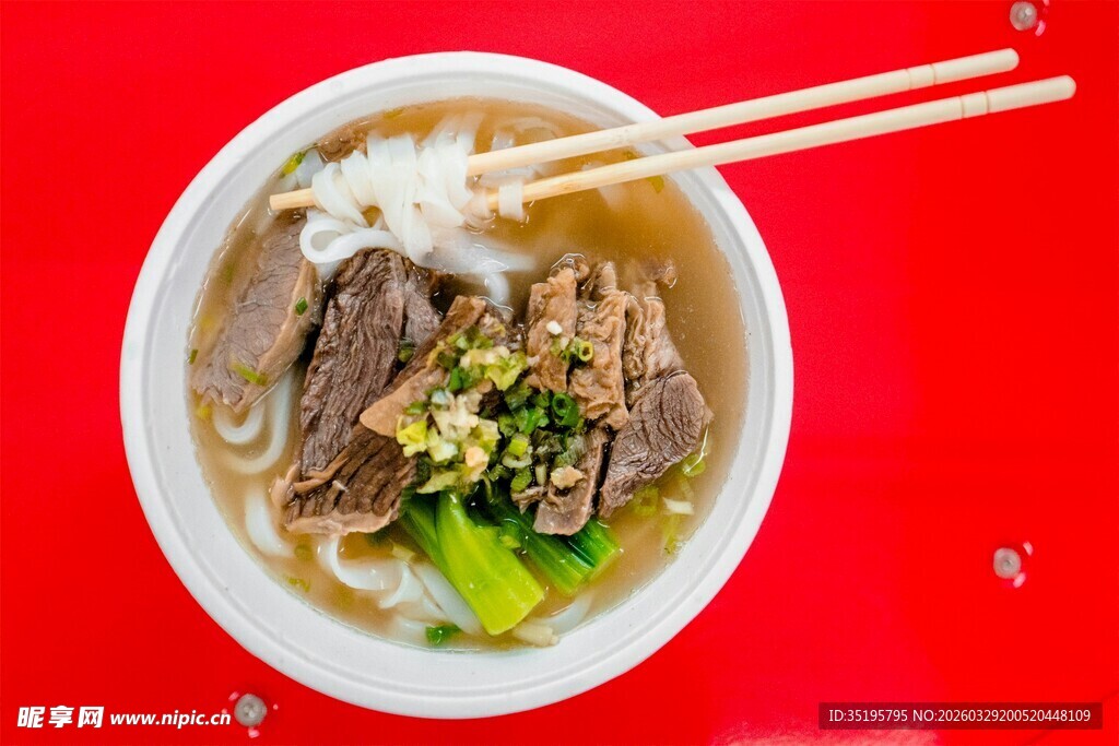 牛肉米粉配青菜与筷子