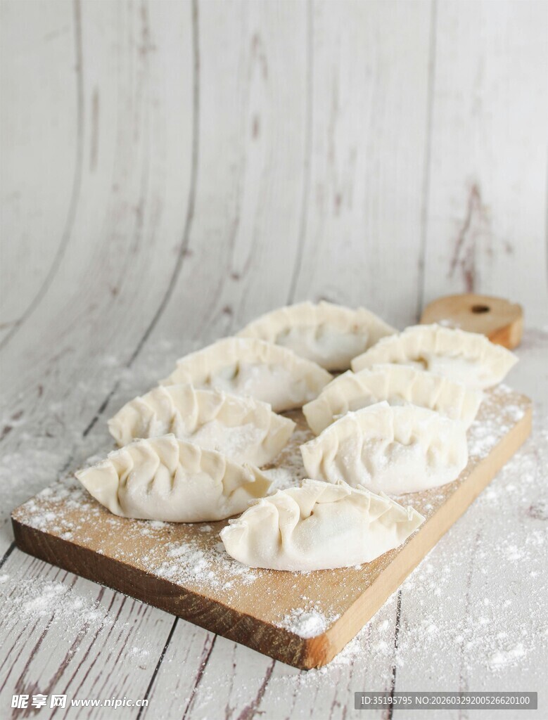 木盘上摆放的美味饺子