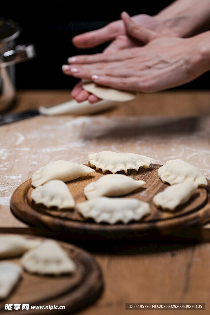 手工包饺子场景