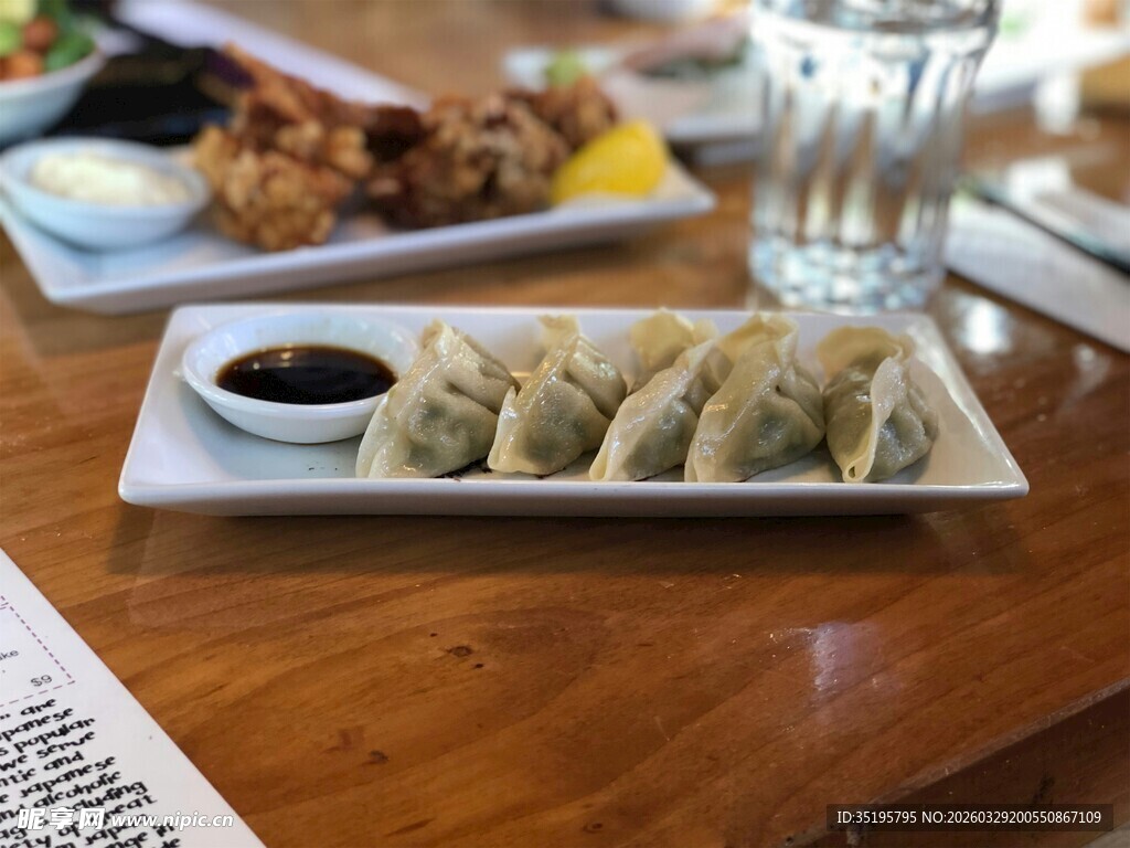 木桌上的美味饺子与蘸料