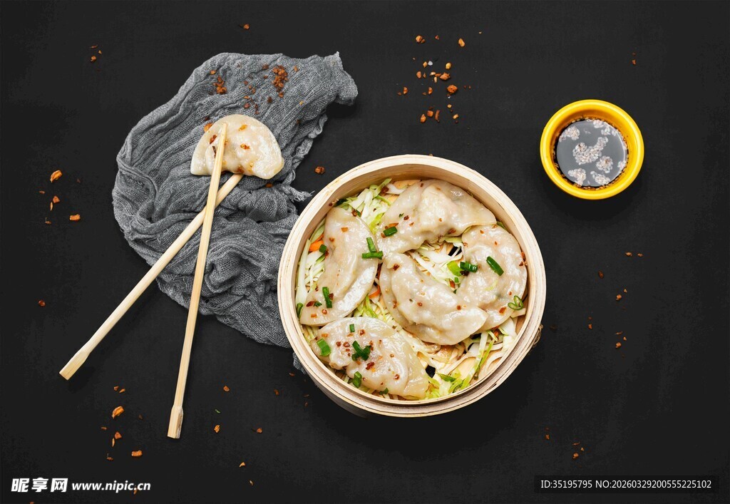 美味馄饨配调料与餐具