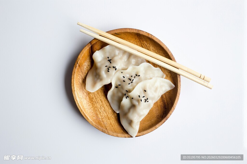 木盘上的饺子与筷子