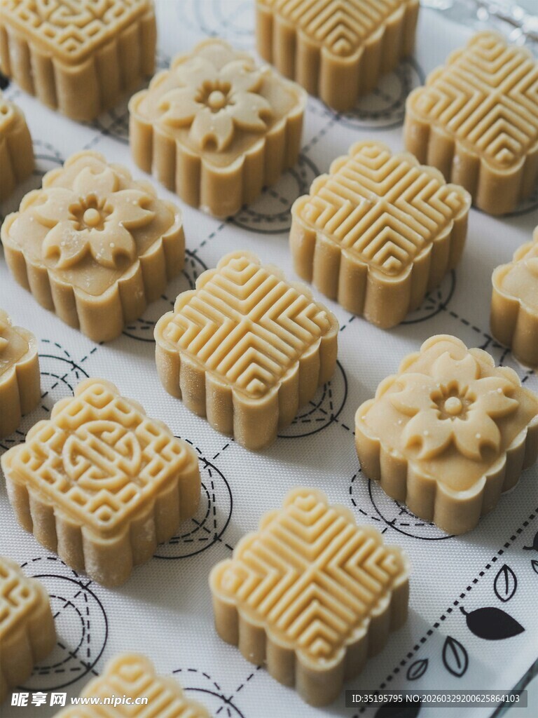 精美传统花纹月饼展示