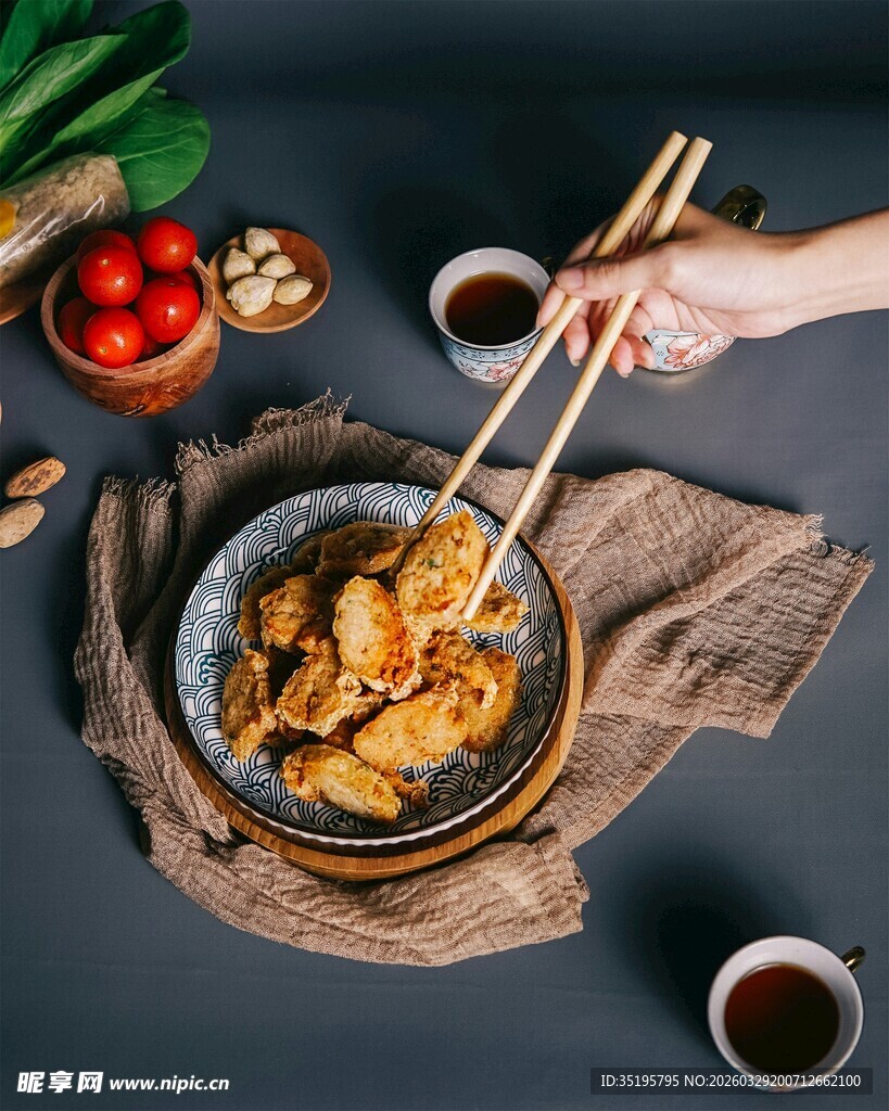 中式美味菜肴筷子夹取瞬间