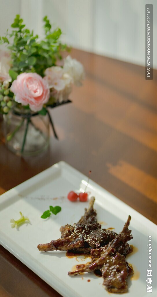 精致摆盘的美味烤鹌鹑