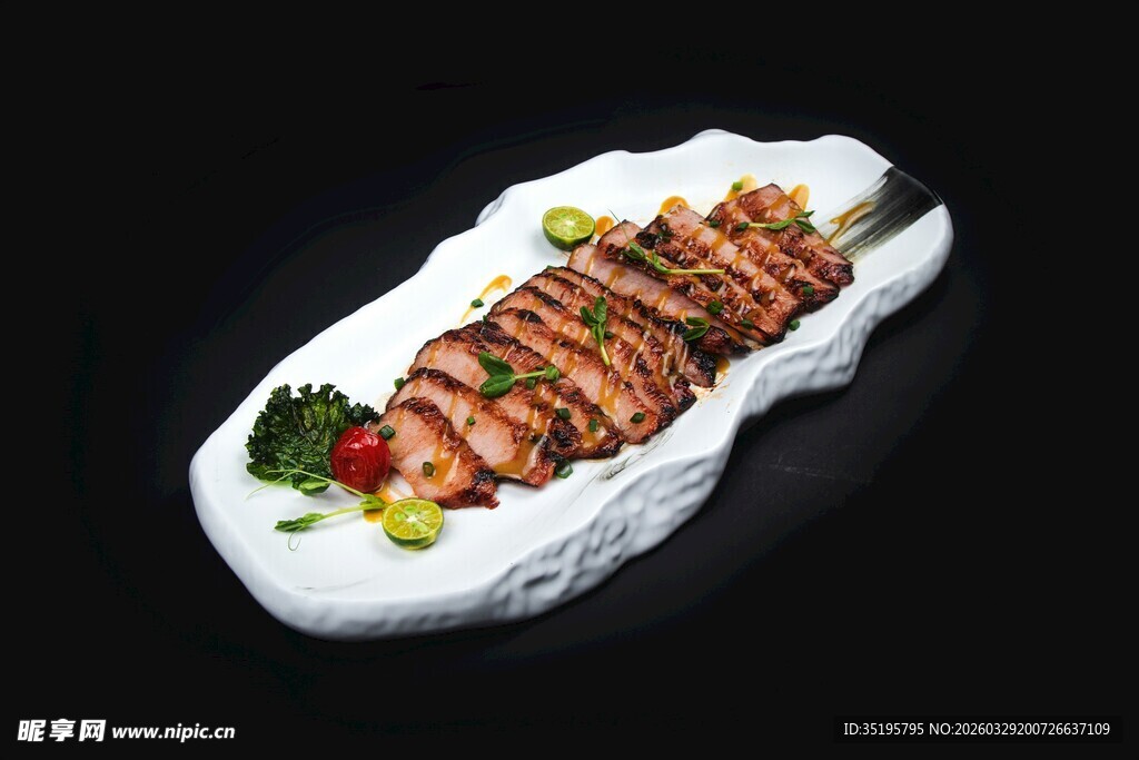 精致摆盘的美味烤肉串