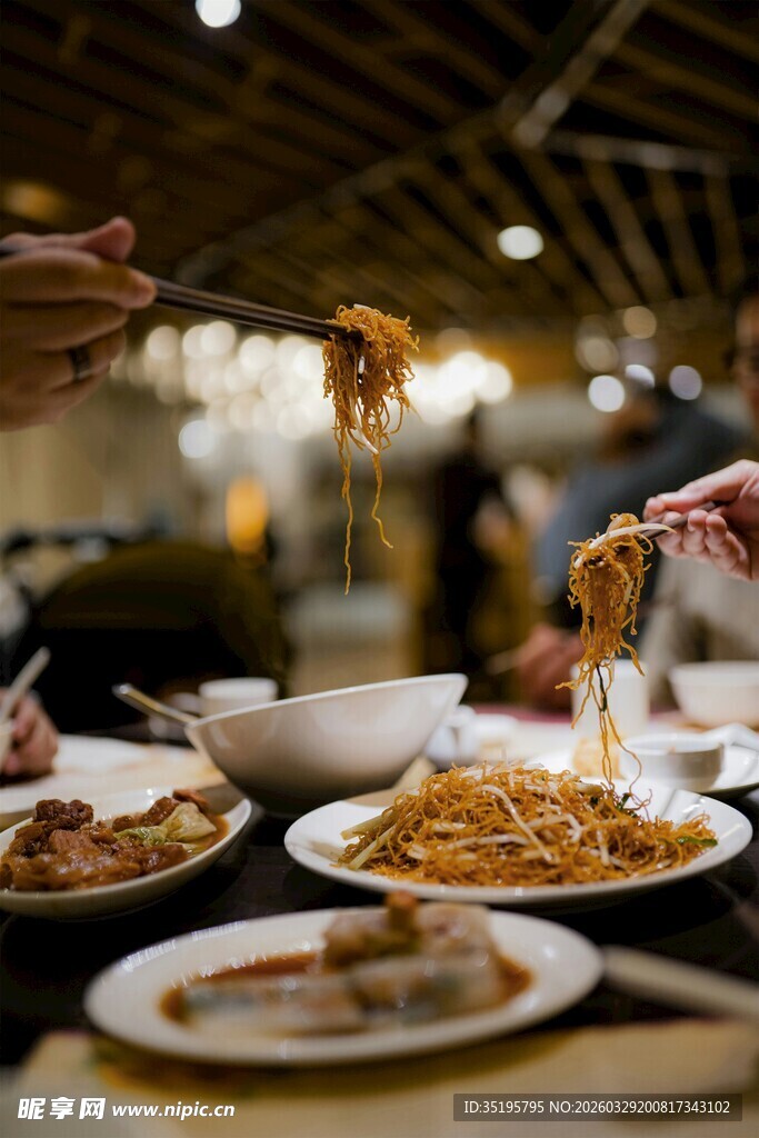 热闹餐厅中的美味面食时刻
