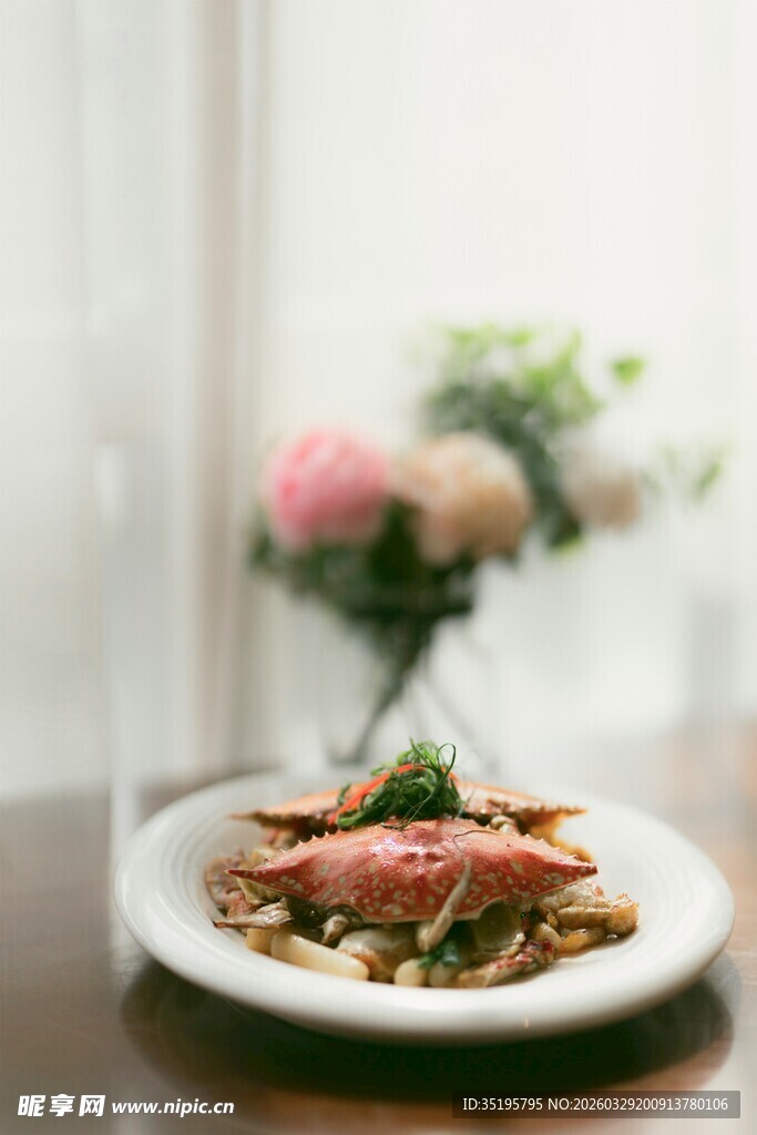 盘中美味螃蟹与配菜