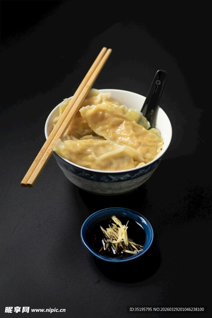 一碗美味馄饨配筷子和小菜