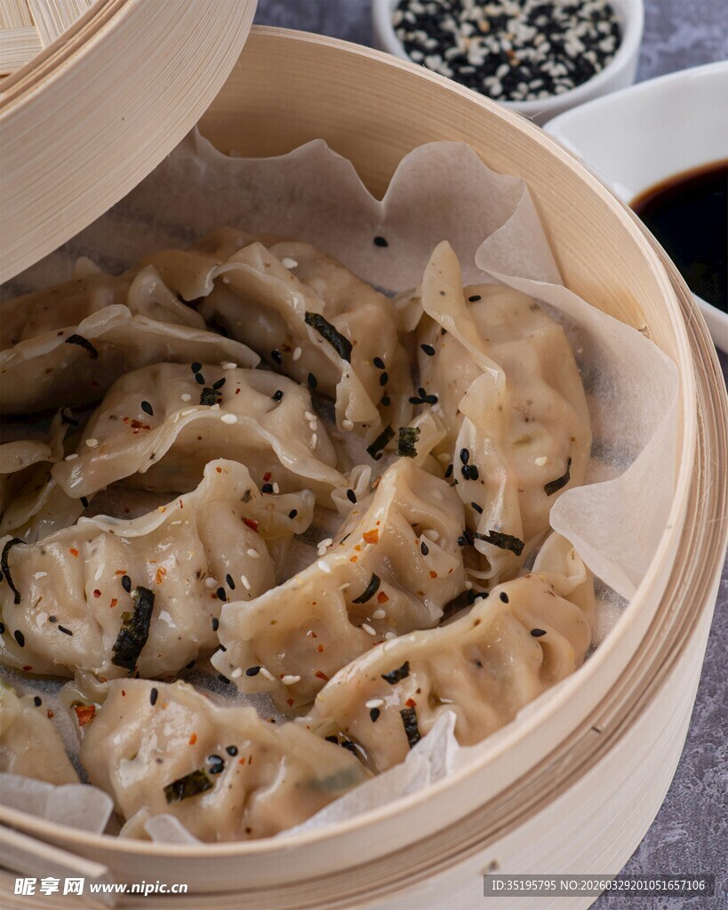 蒸笼里的美味饺子
