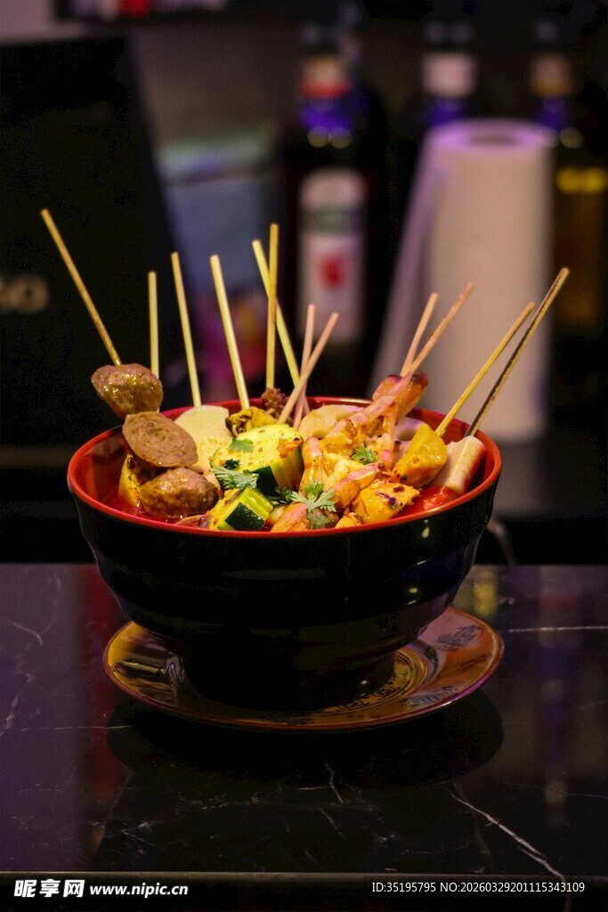 美味串串香摆满碗中