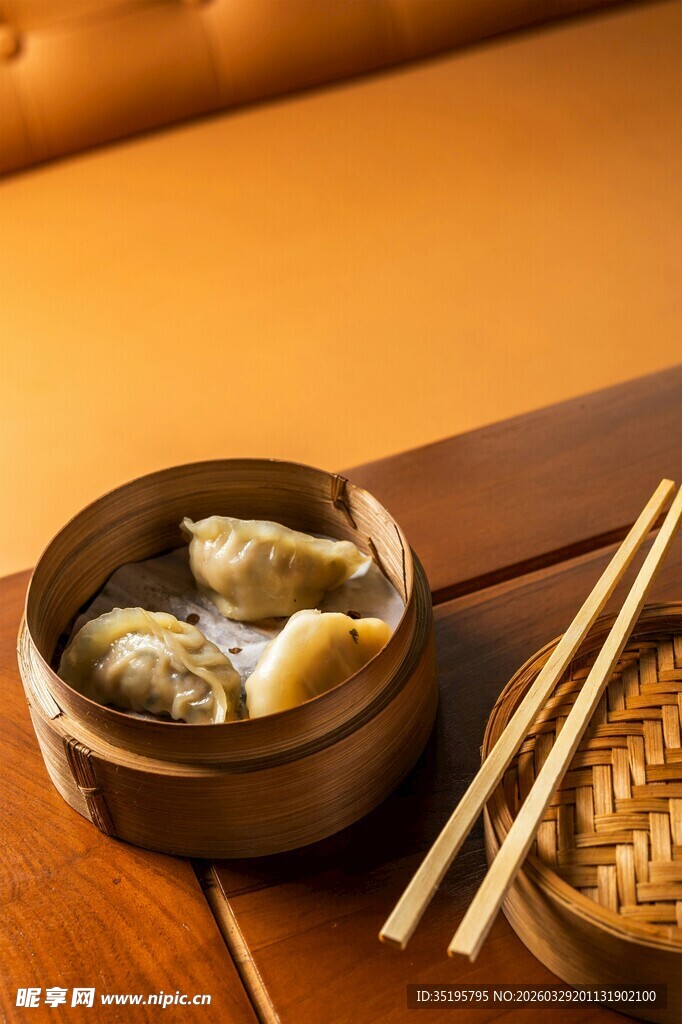 竹制餐具中的美味中式点心