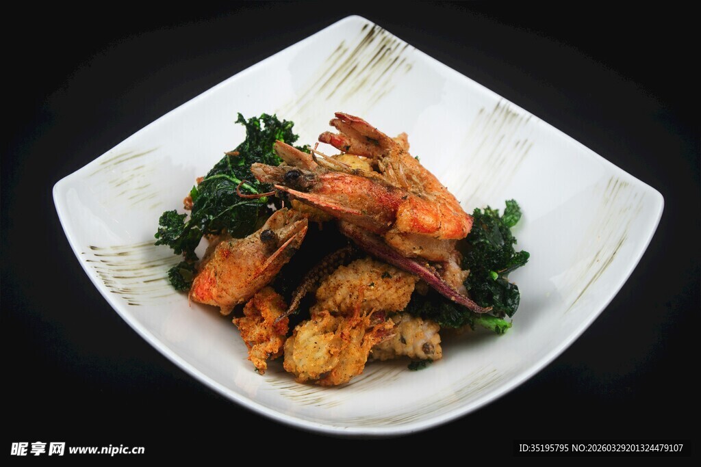 美味油炸大虾摆盘精致