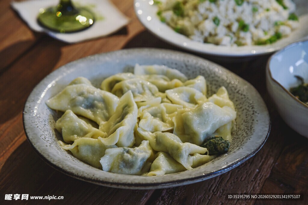 木桌上的美味饺子