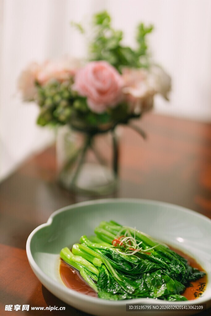 清新摆盘的美味青菜