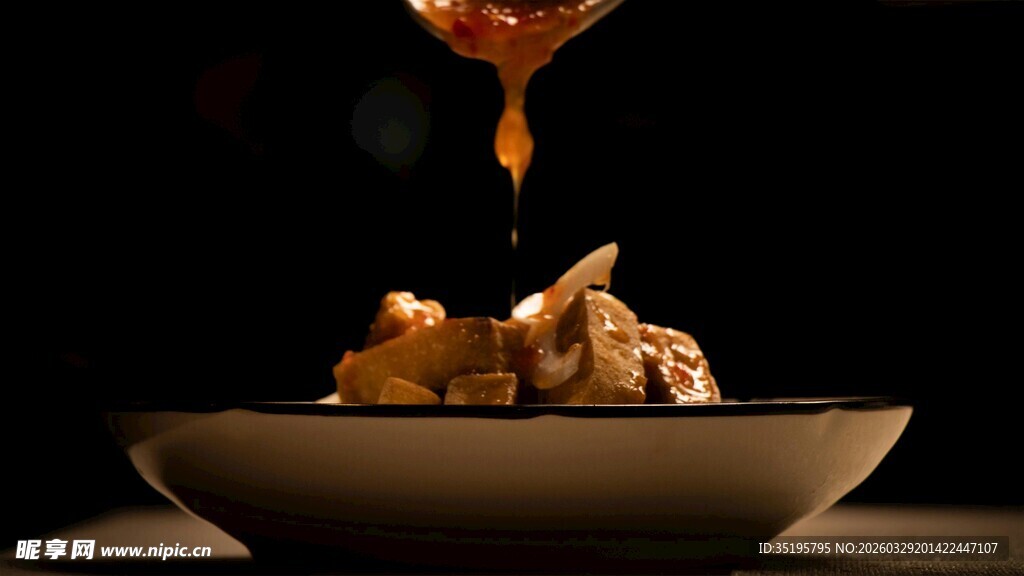 酱汁浇淋美食瞬间