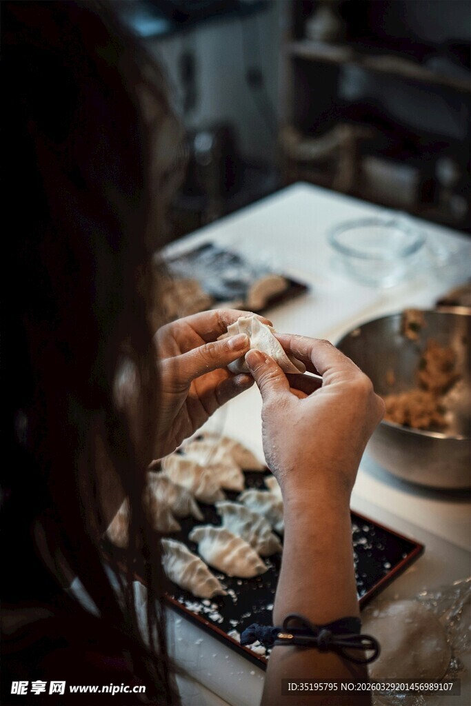 女子专注制作手工艺品