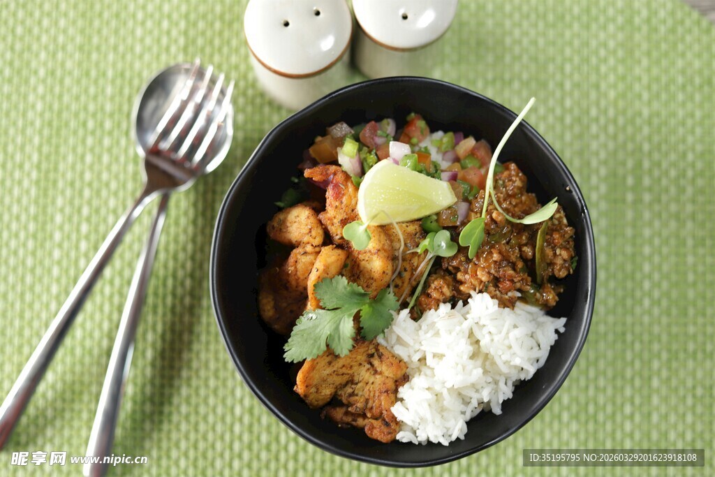 美味咖喱饭搭配餐具