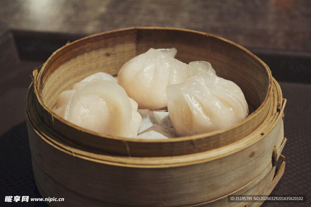 竹制蒸笼里的美味白玉蒸饺