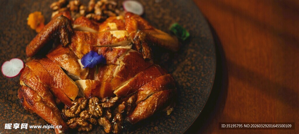 美味烤鸡搭配丰富食材