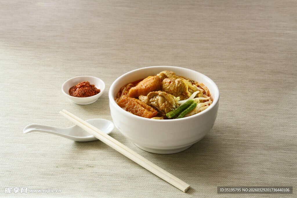 美味虾仁炒面配小碟酱料