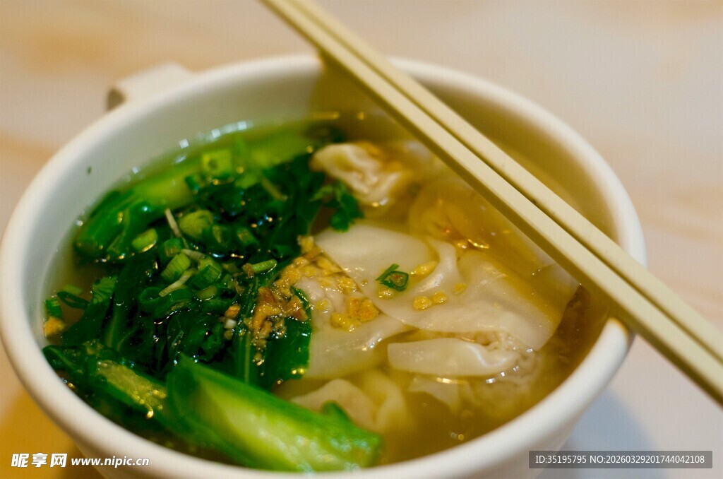 美味馄饨配青菜