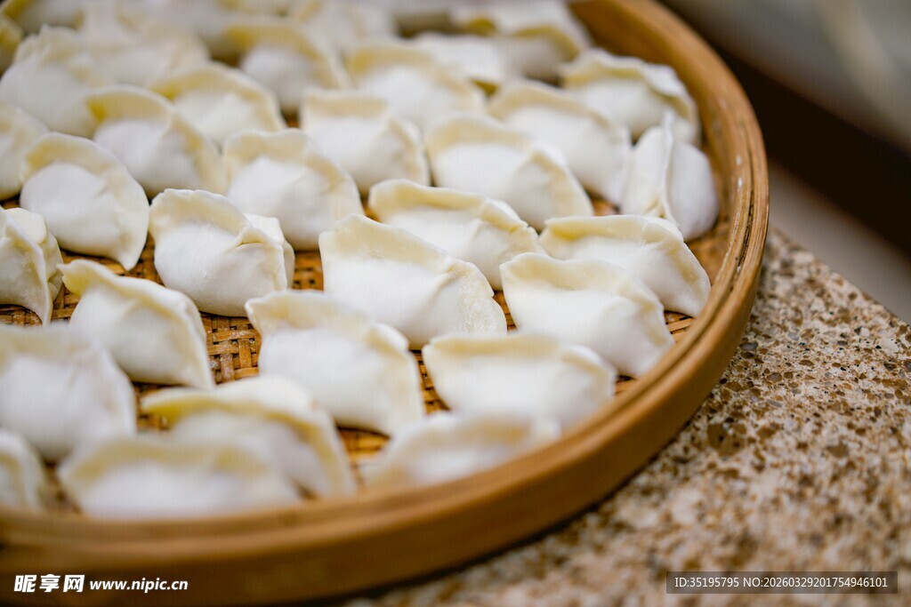 竹盘内的美味手工水饺