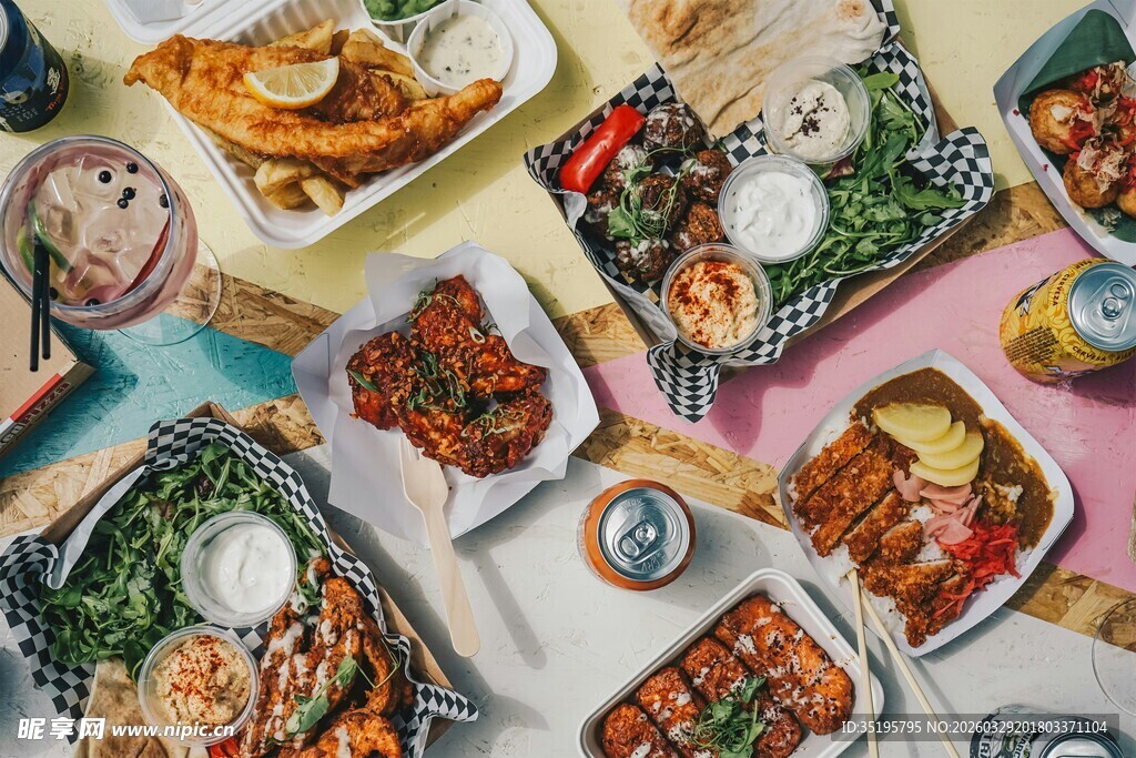 多样美食摆满桌的诱人场景