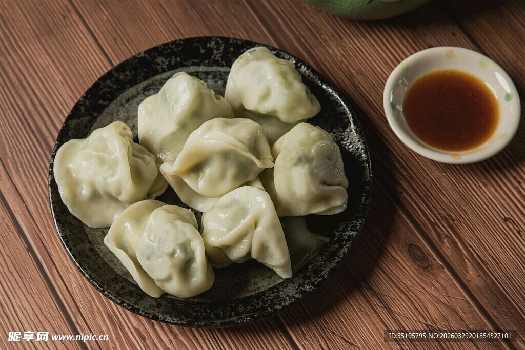 木盘饺子配蘸料