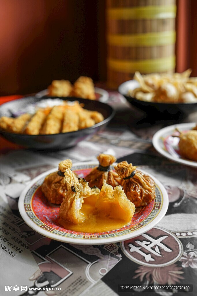 多样美味糕点摆于桌前