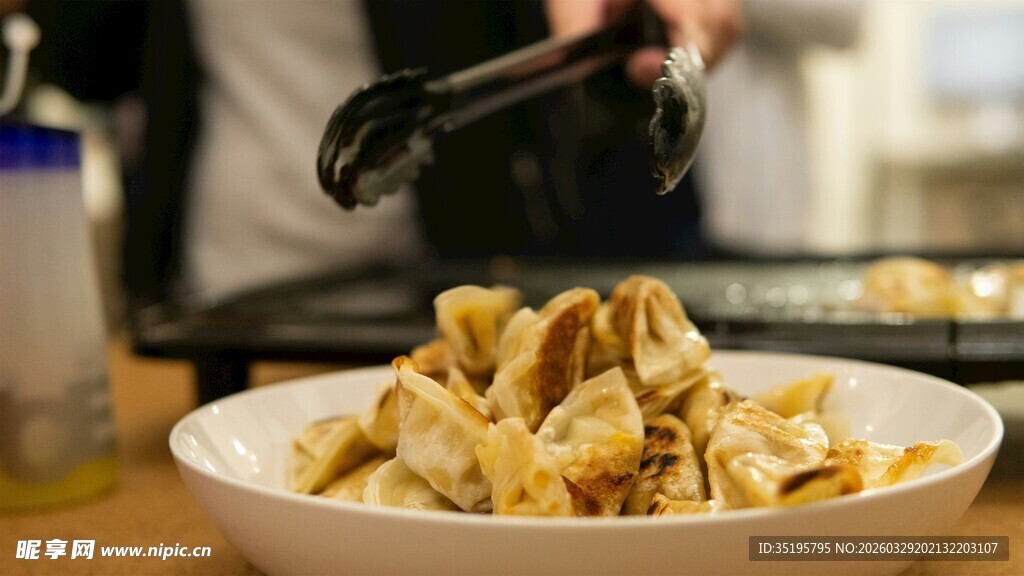 热气腾腾的美味饺子