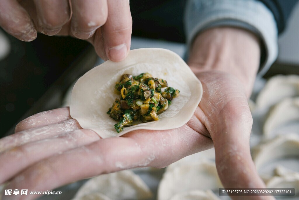 手工包馄饨瞬间