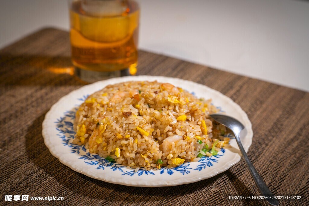 美味蛋炒饭配清凉饮品