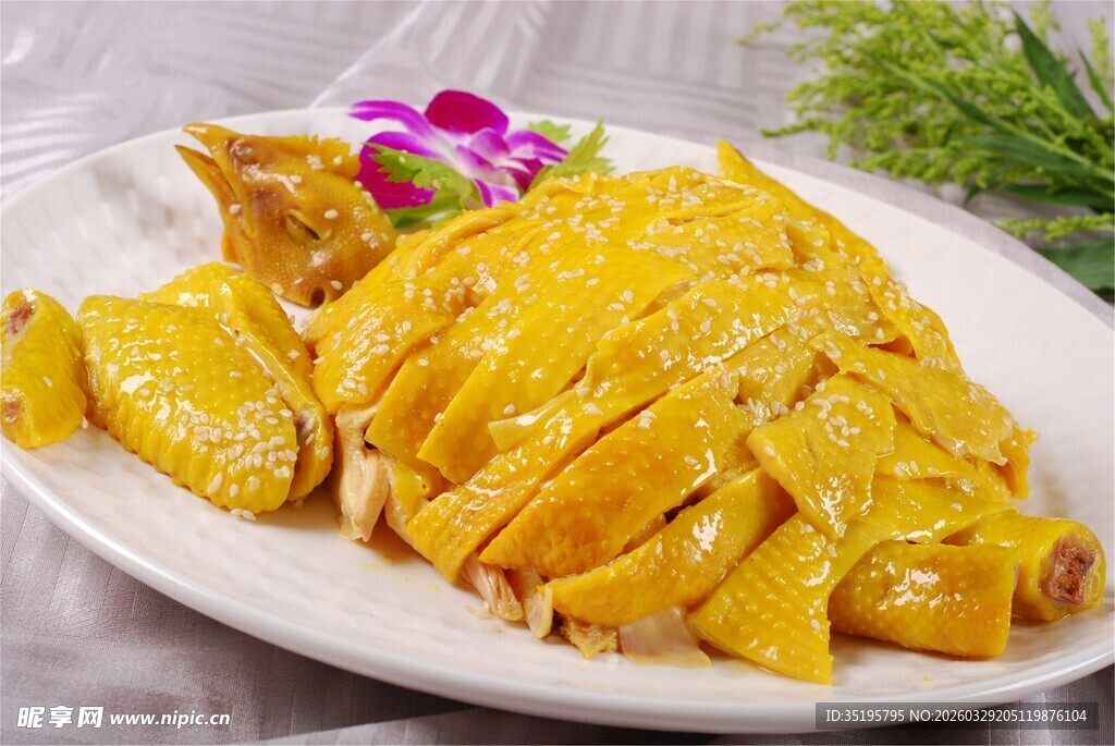 美味白切鸡摆放在盘中