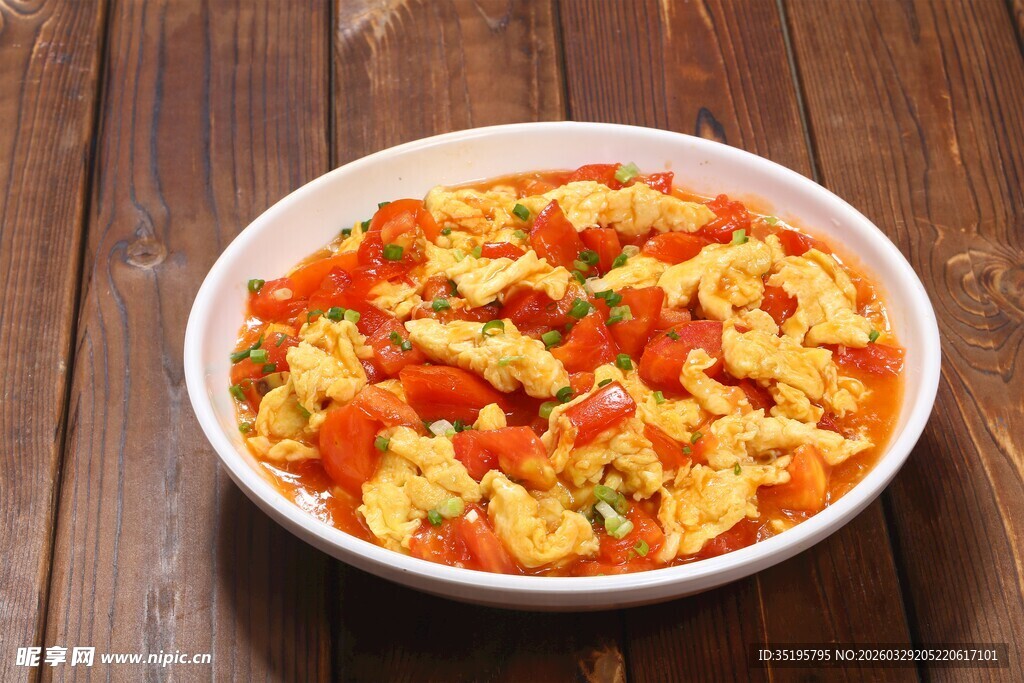 番茄炒蛋盛于白碗中