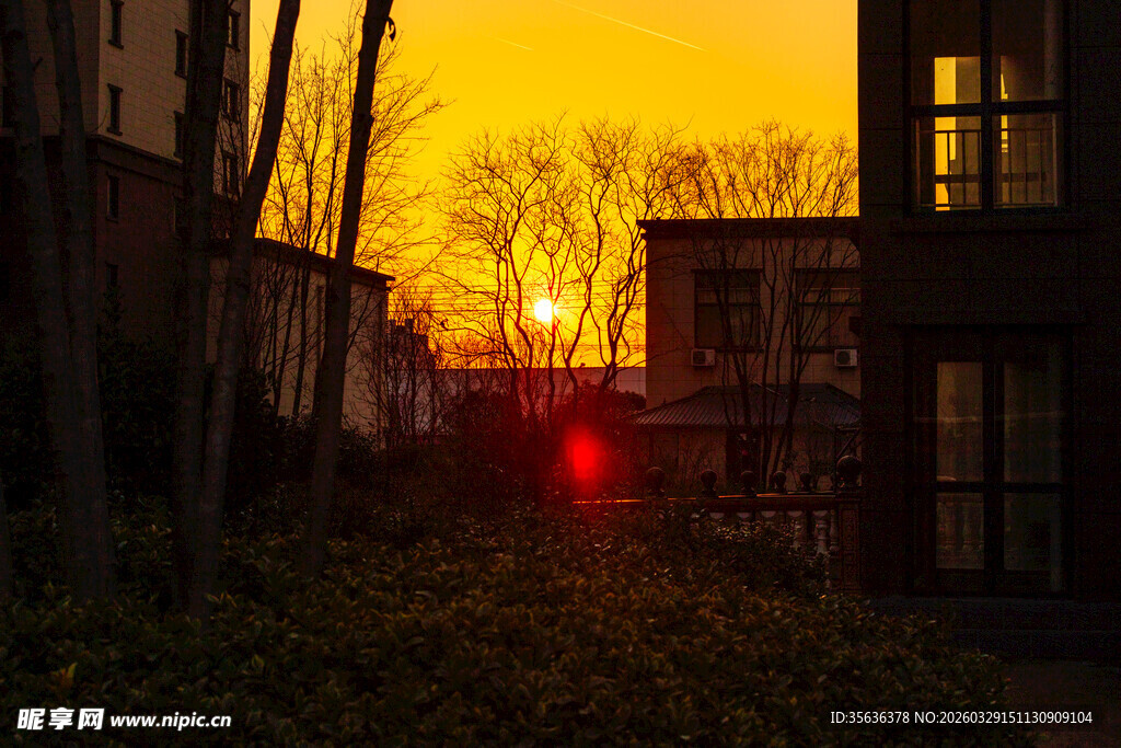 夕阳下的静谧巷道