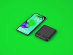 绿色背景下的手机与充电宝