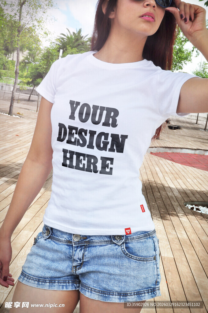 女士白色T恤穿搭展示
