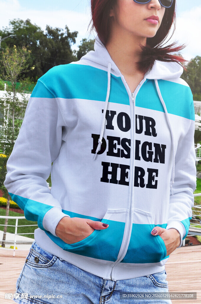 蓝白拼色连帽字母卫衣