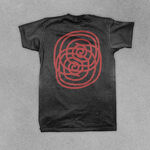 黑色T恤上的红色几何图案