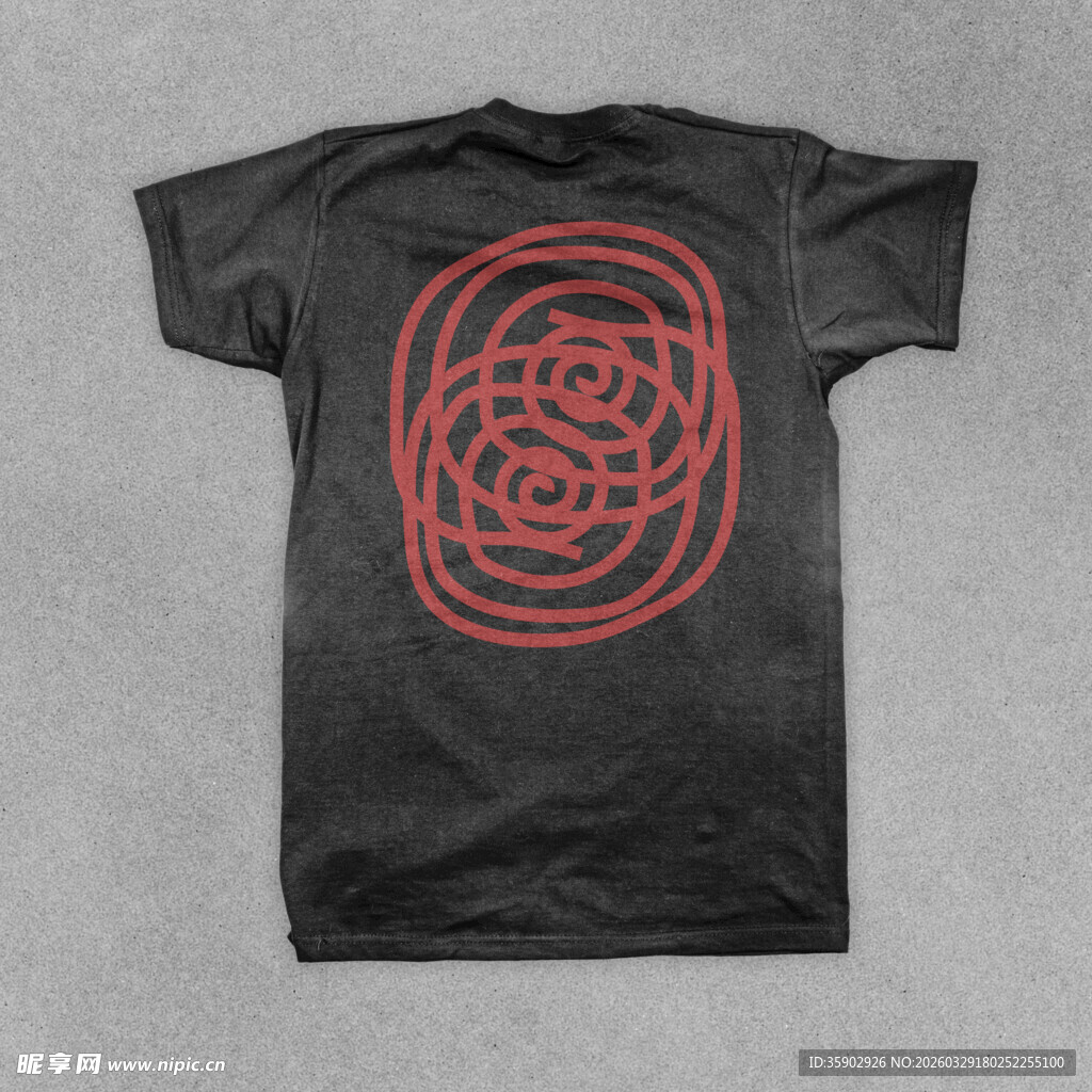 黑色T恤上的红色几何图案