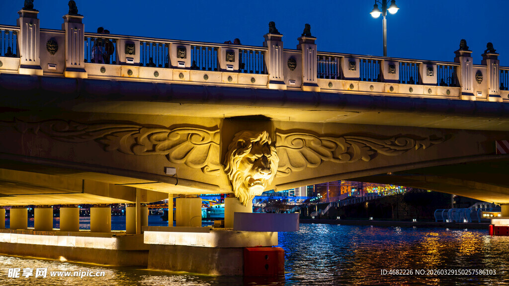 天津狮子林桥河畔精美雕刻桥梁