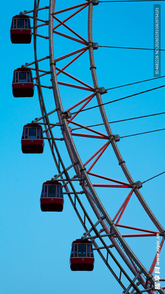 天津之眼蓝天映衬下的摩天轮