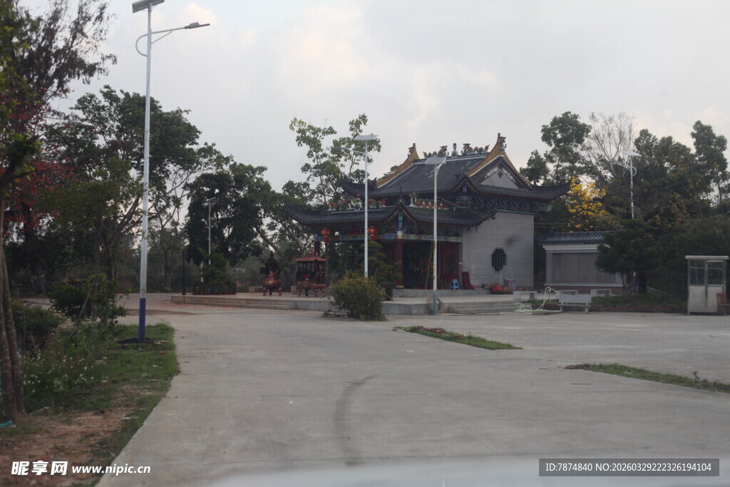 湛江中式建筑旁的开阔道路