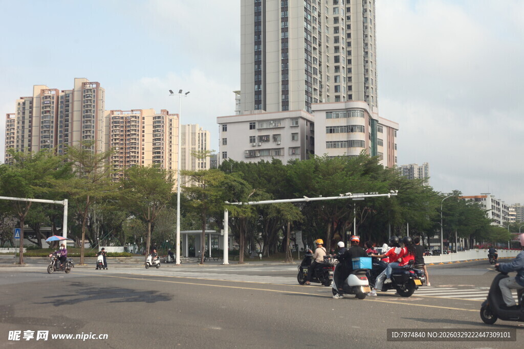 湛江城市路口骑行场景