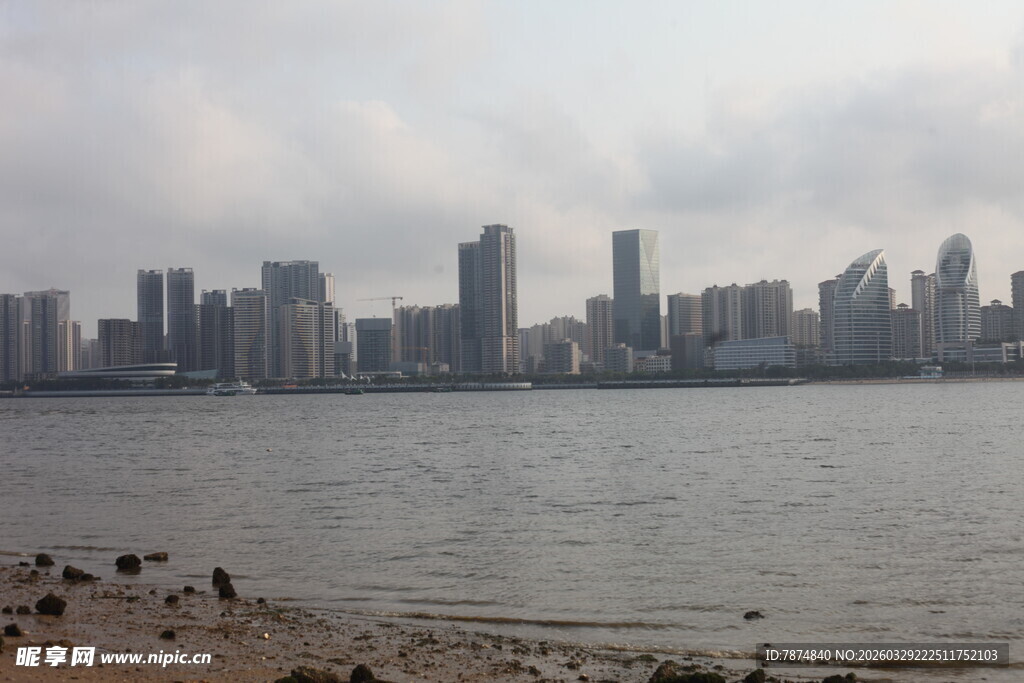 湛江江边城市天际线景观