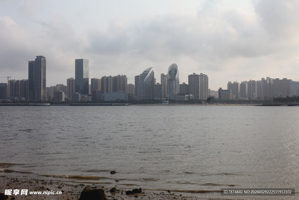 湛江城市湖畔天际线风景