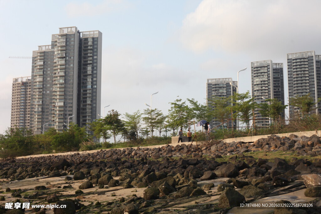 湛江海滨城市高楼与礁石景观