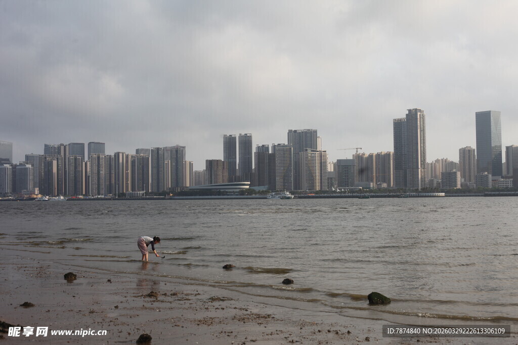 湛江海滨城市风光 漫步的人
