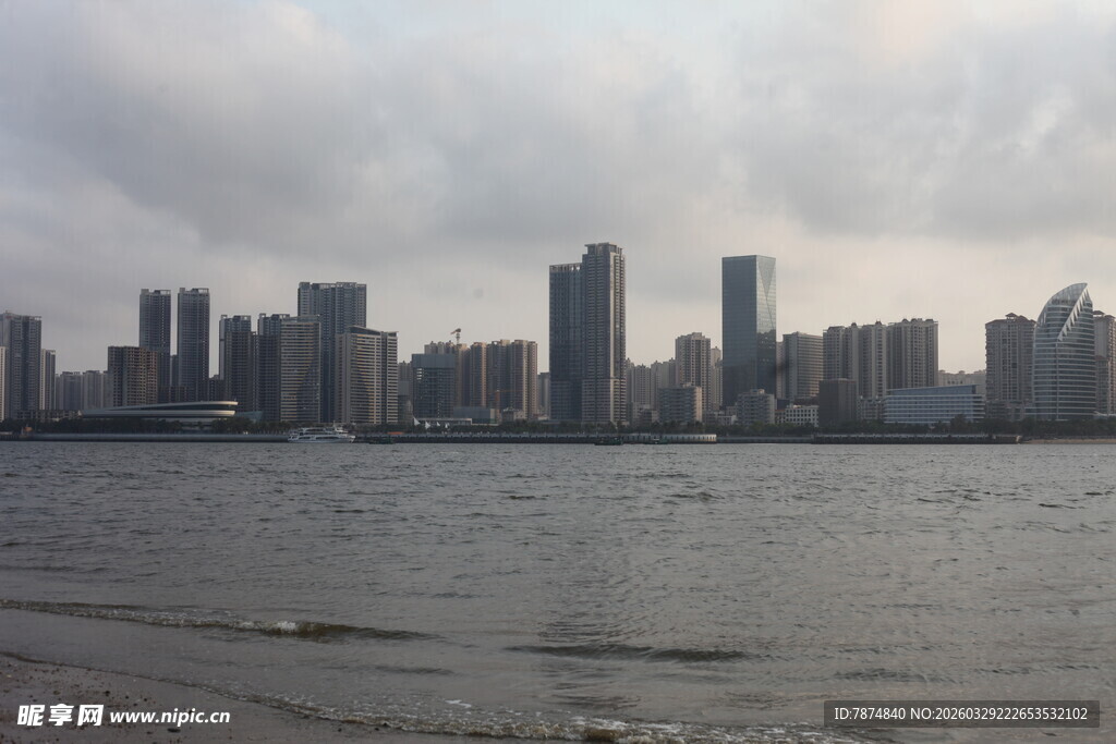 湛江城市江畔高楼景观